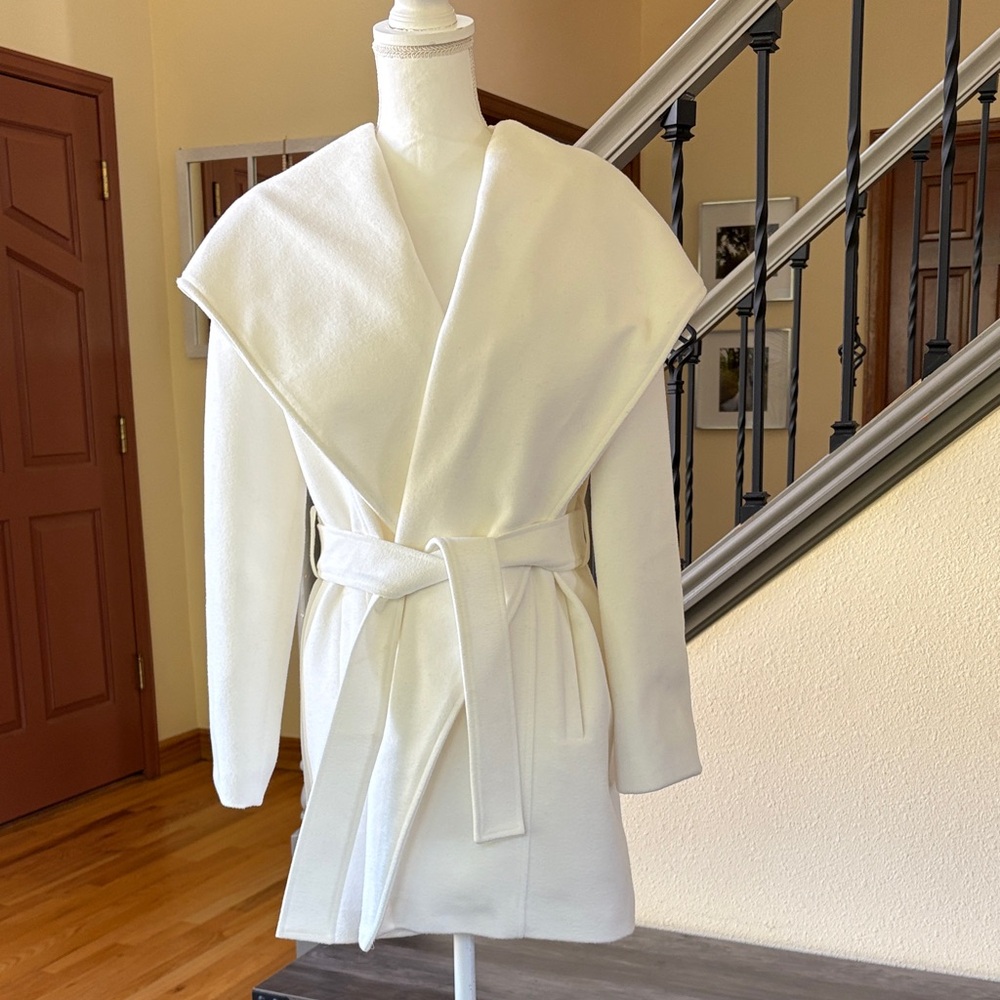 Jack by BB Dakota White Take Cover Hooded Wrap
Coat - Belted Coat Size Small